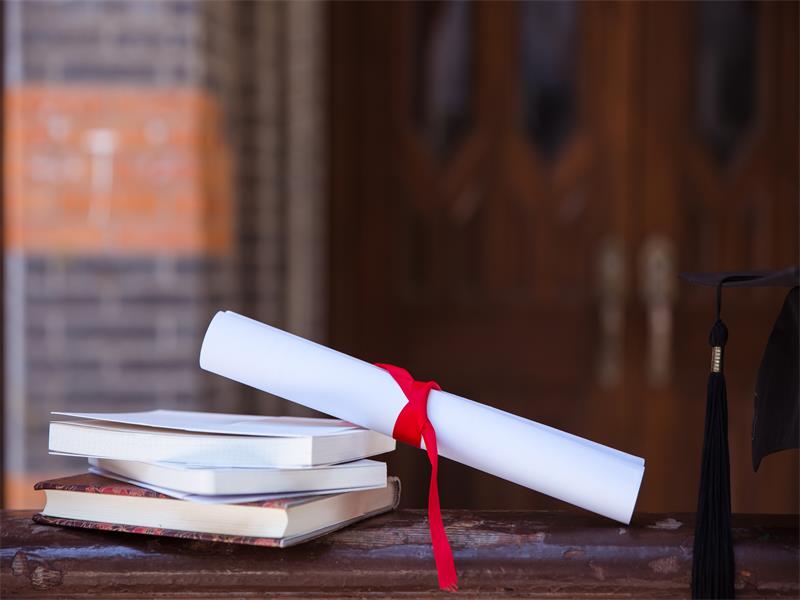 攝圖網(wǎng)_500389789_校園畢業(yè)季教室欄桿上書本素材（企業(yè)商用）.jpg