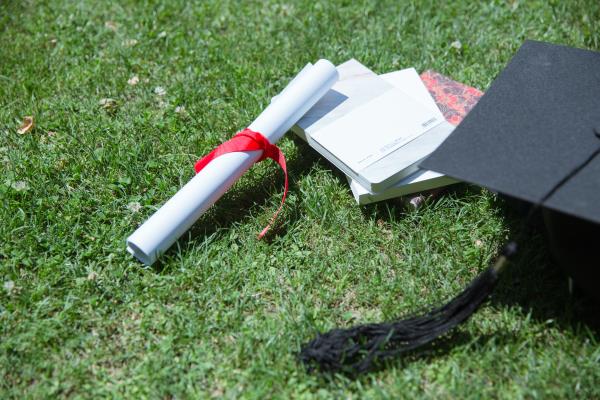 1675672310367570.jpg 攝圖網(wǎng)_500389758_大學(xué)草地上的書本證書學(xué)士帽(企業(yè)商用).jpg