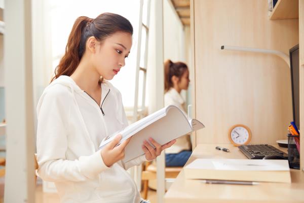 1675676702712262.jpg 攝圖網(wǎng)_501687947_女大學(xué)生宿舍閱讀學(xué)習(xí)(企業(yè)商用).jpg