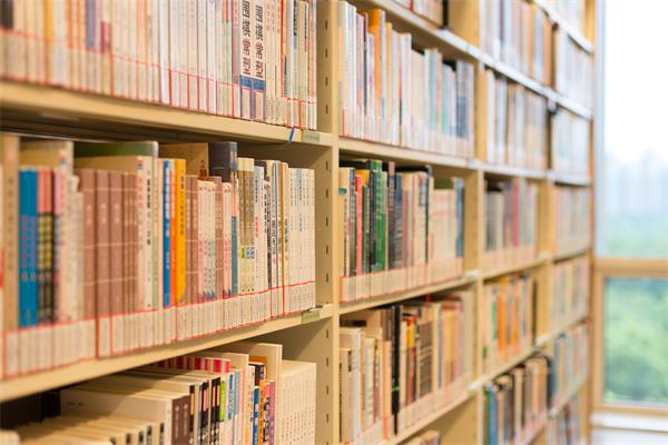 1675676976120750.jpg 攝圖網(wǎng)_500553194_圖書館書架上排列整齊的書(企業(yè)商用).jpg